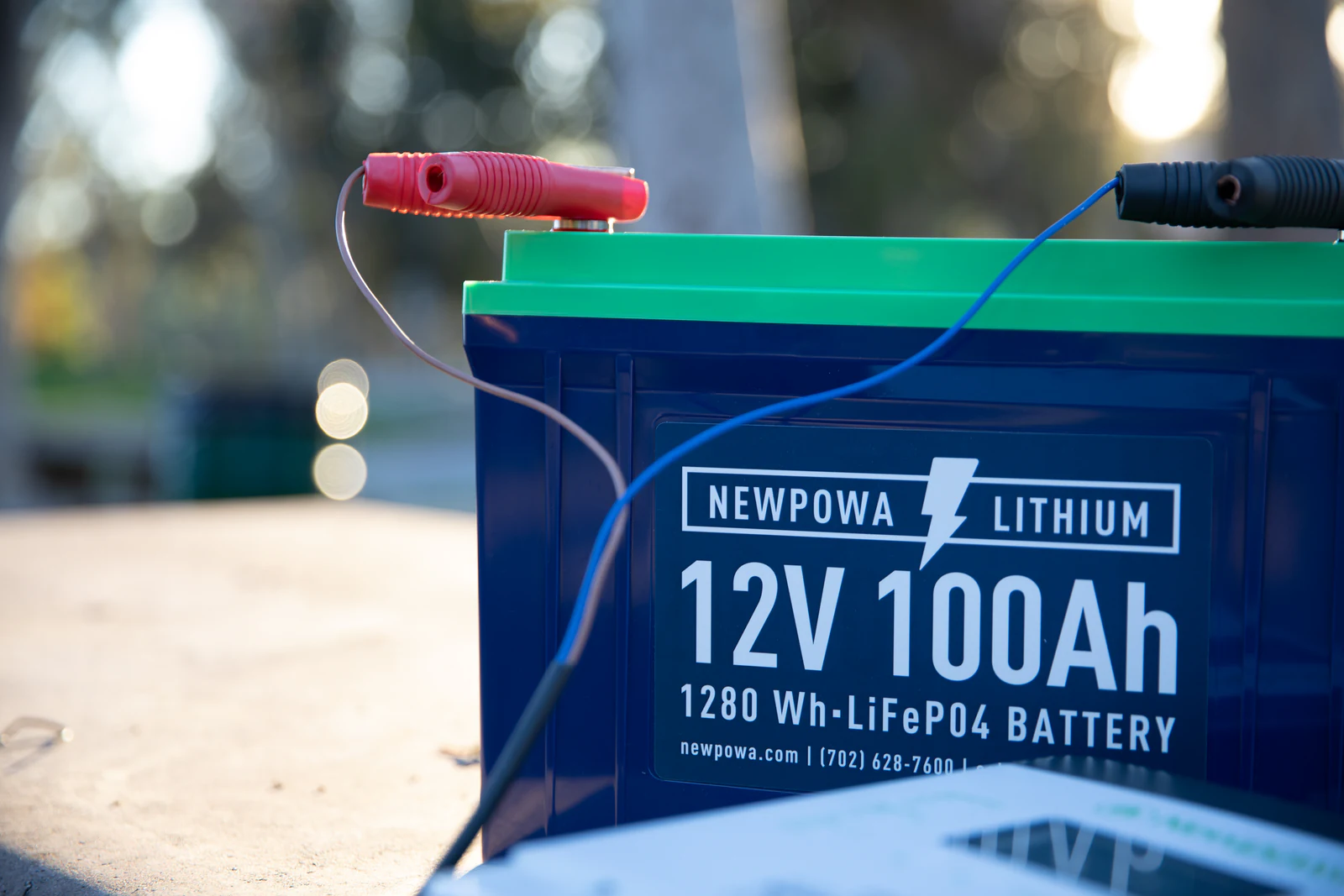 Batería de litio LiFePO4 de 12 V y 100 Ah con los cables de carga conectados