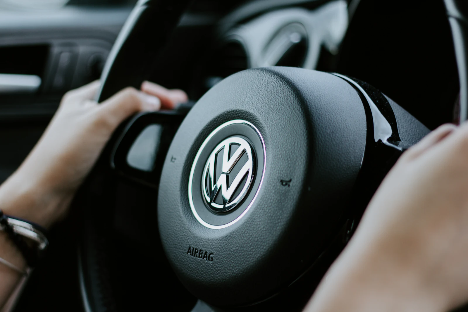 Manos sobre el volante de una furgoneta