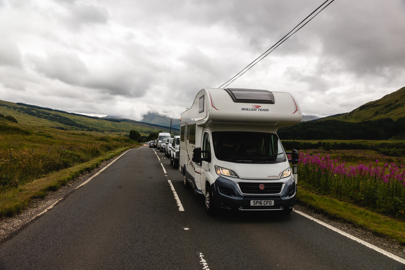 Autocaravana circulando por una carretera convencional