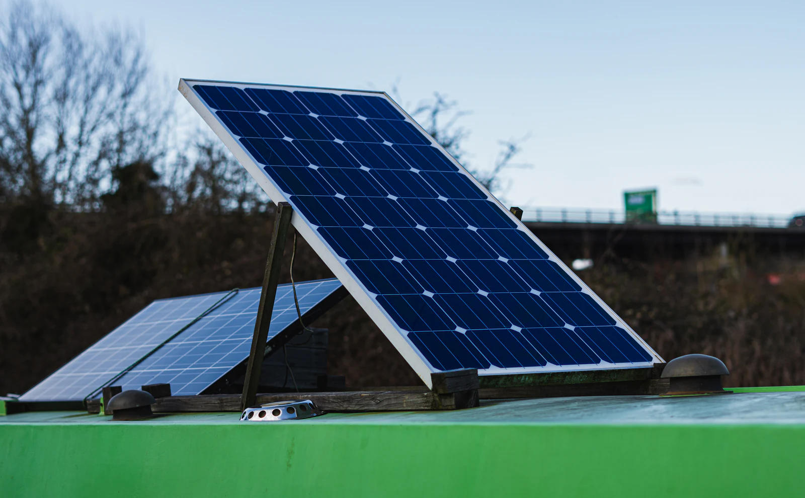 Placas solares montadas sobre el techo de un vehículo